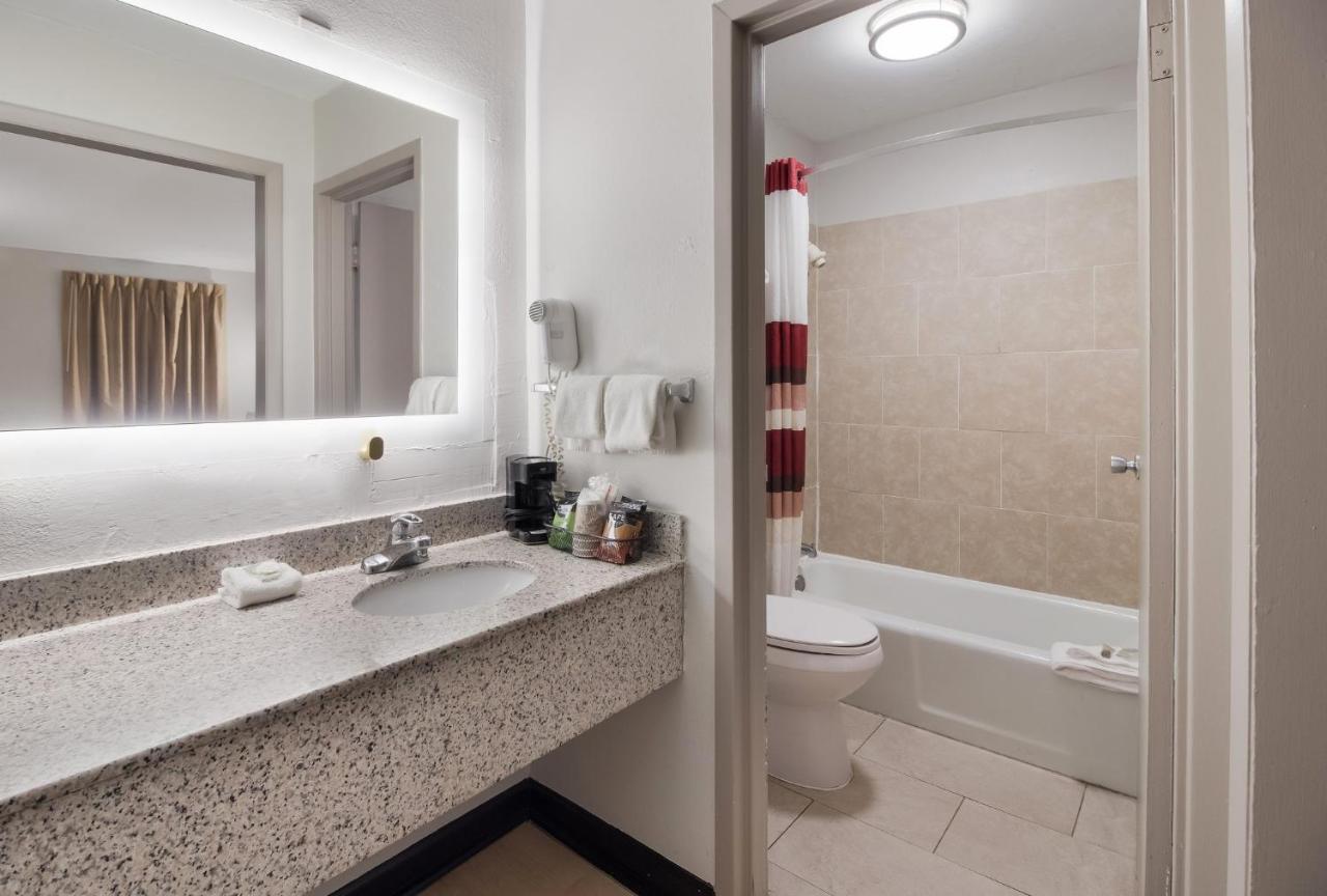 Red Roof Inn & Suites Jackson, Tn Екстериор снимка