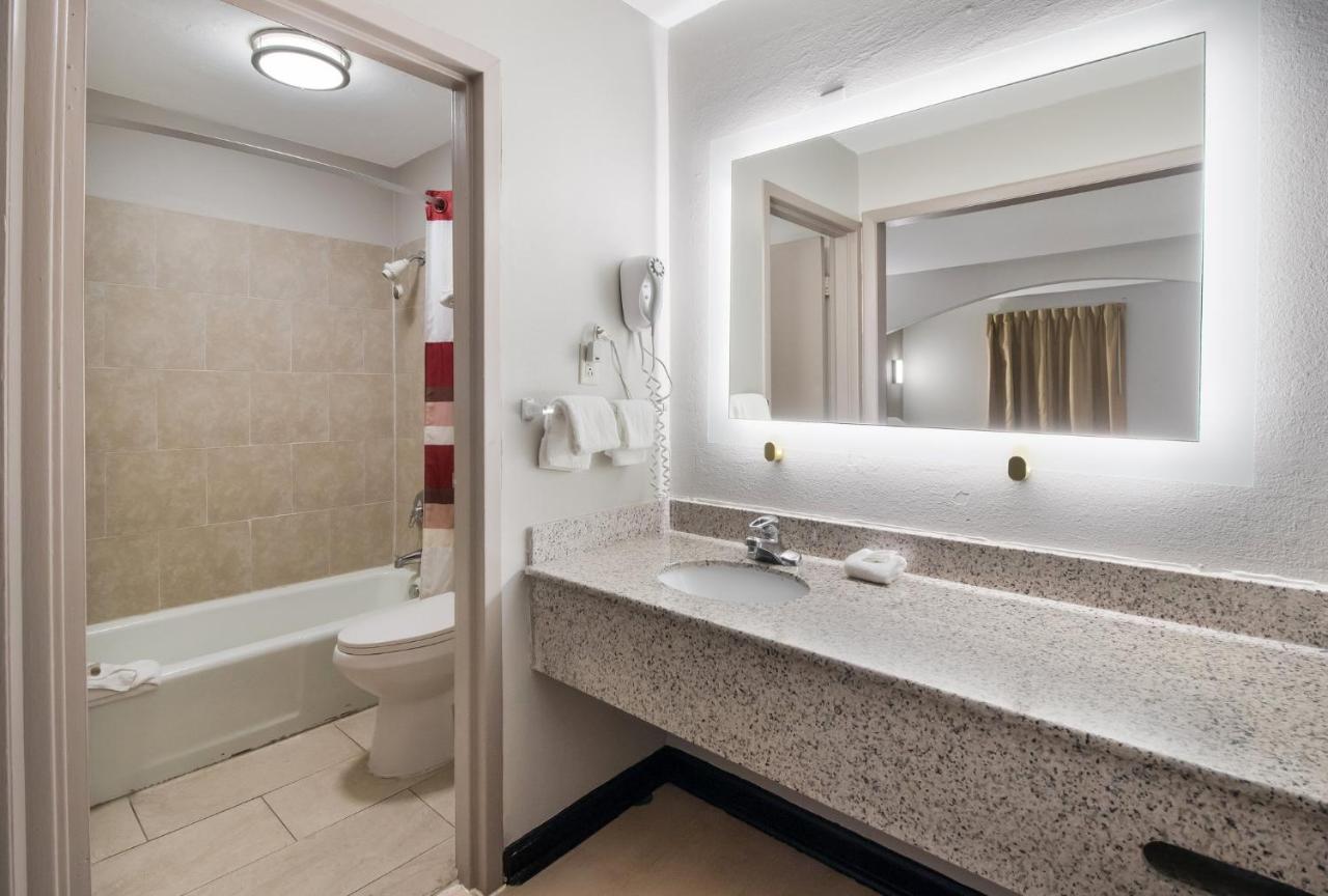 Red Roof Inn & Suites Jackson, Tn Екстериор снимка