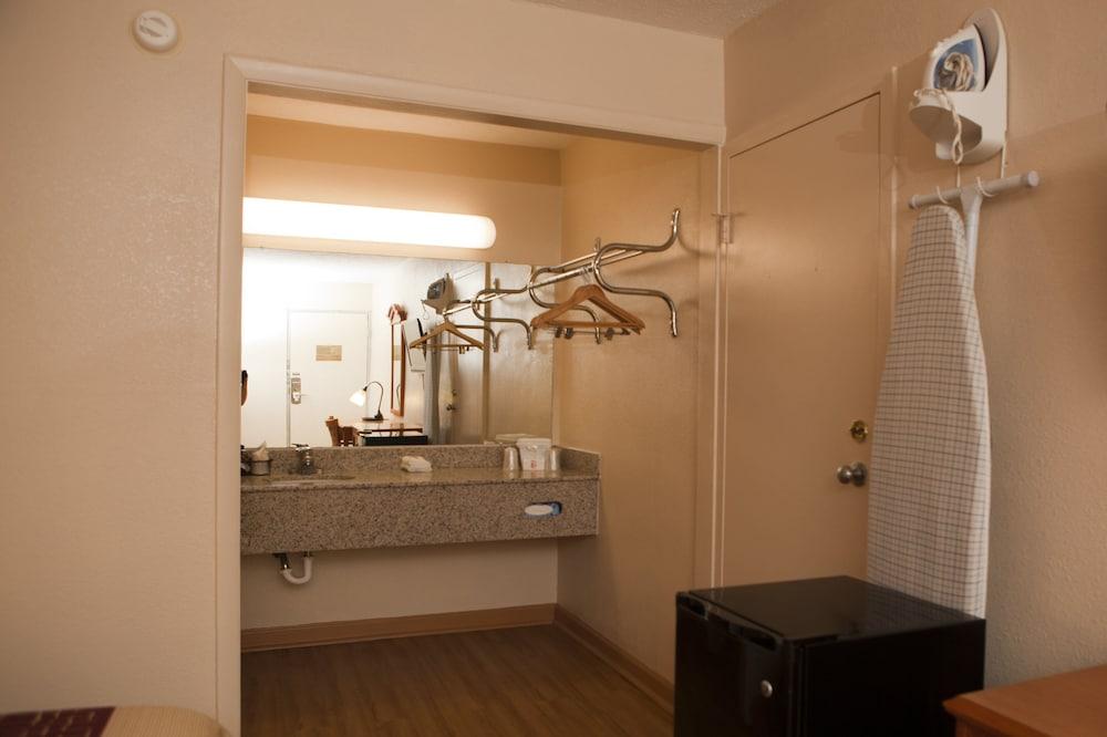 Red Roof Inn & Suites Jackson, Tn Екстериор снимка
